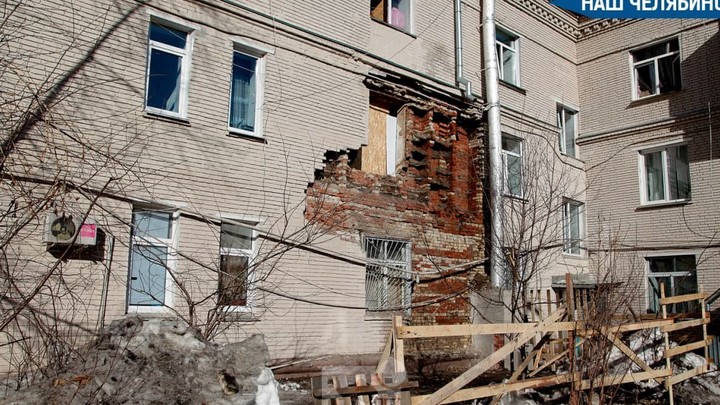 Разваливается по кирпичу: в Челябинске расселят общежитие после обрушения стены Разваливается по кирпичу: в Челябинске расселят общежитие после обрушения стены