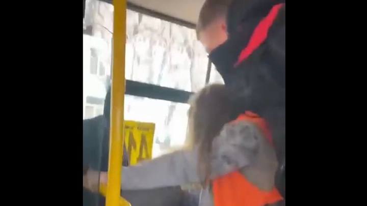 В Самаре пассажир автобуса вступился за школьницу и жестоко избил кондуктора