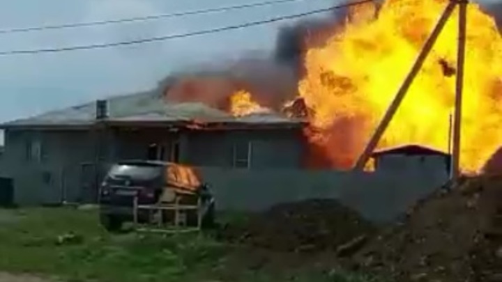 В Анапе в частном доме взорвался газовый баллон: пожар попал на видеозапись
