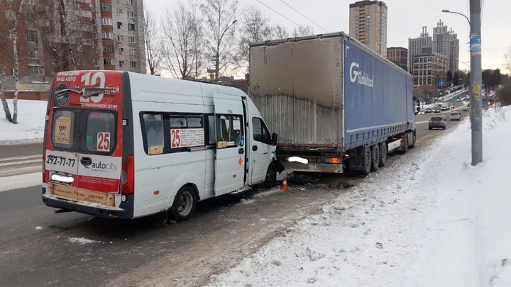 В Новосибирске два человека пострадали при столкновении маршрутки с грузовиком