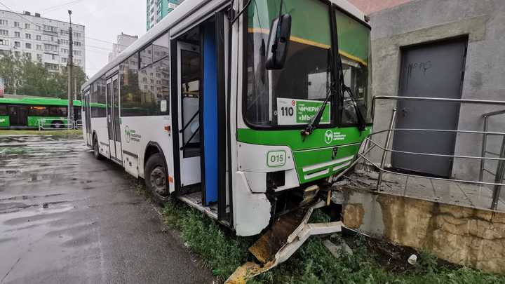 В Челябинске автобус сбил 2 машины и въехал на крыльцо отеля Виктория