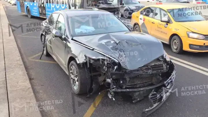 Видео: автомобиль с полицейскими разбился в аварии с леговушкой в Москве