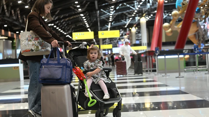 Юристы посоветовали продолжать брать свидетельства о рождении детей при выезде за рубеж