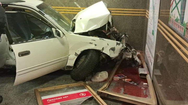 Влетевший в двери новосибирского метро водитель едва не сбил двух человек