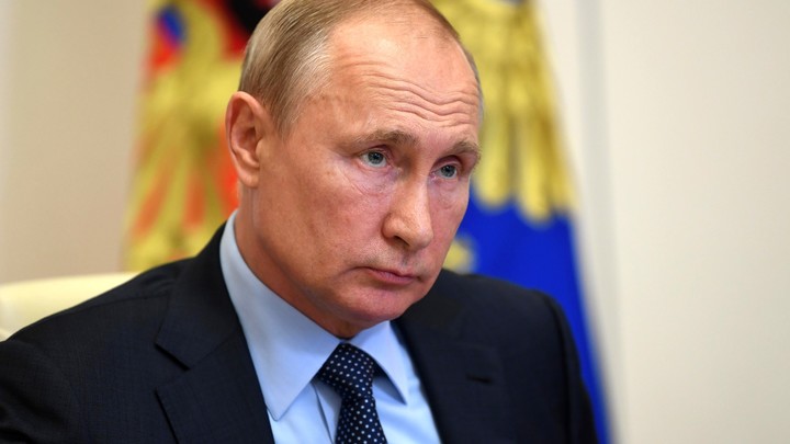 Специальный портал и надбавки: Путин дал поручения кабмину для спасения безработных