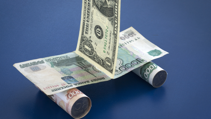 Крепкий рубль загнал Россию в порочный круг: Курс может усилиться ещё больше