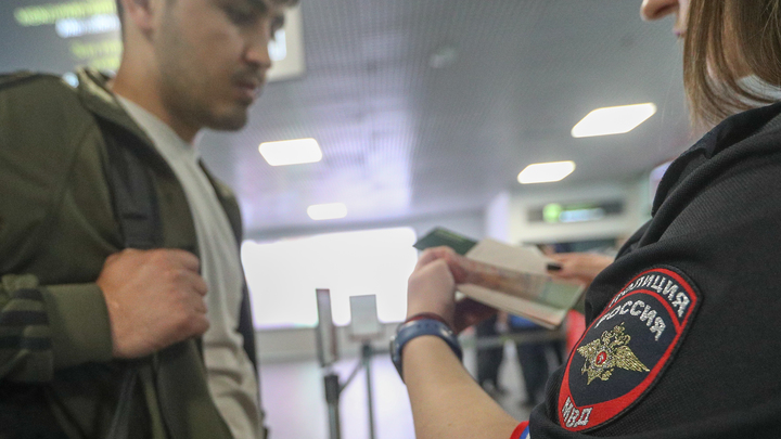 В Екатеринбурге силовики задержали членов ОПГ, снабжавших мигрантов-нелегалов поддельными документами