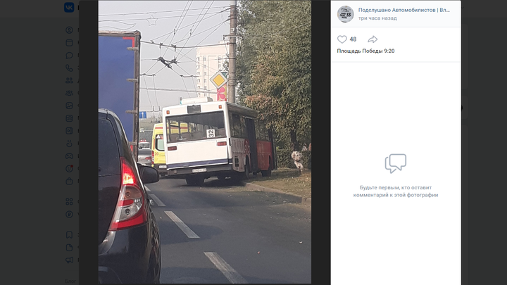 Во Владимире на площади Победы автобус протаранил столб