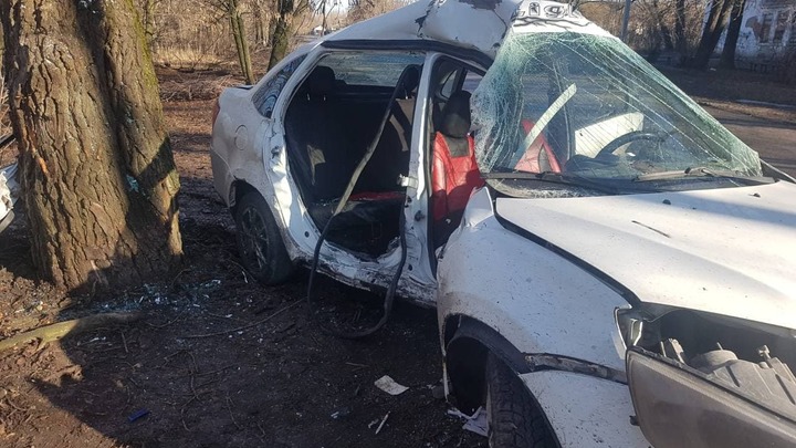 В Ростовской области отечественный автомобиль врезался в дерево. Есть погибший