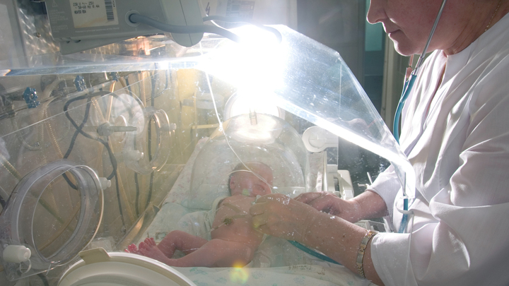 Особый процесс: Врачи в Москве рассказали, как спасают жизни недоношенных детей