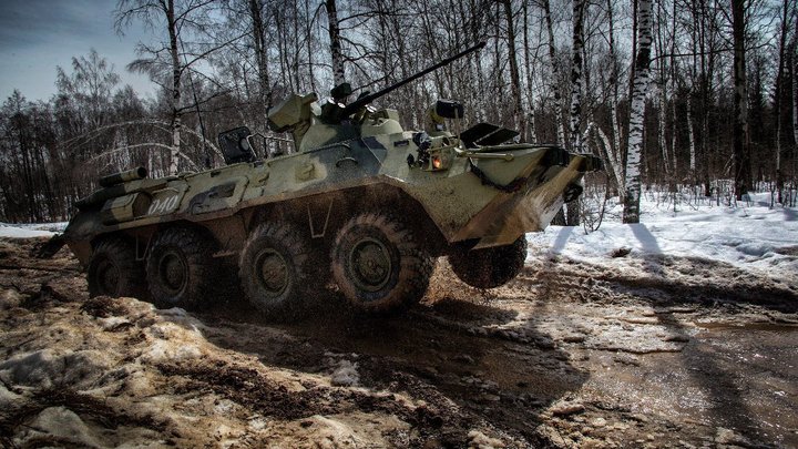 Mash: Русский БТР подорвался на украинской мине. Есть пострадавшие