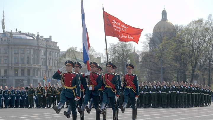 Петербург готовится ко Дню Победы: На Дворцовой прошла генеральная репетиция парада