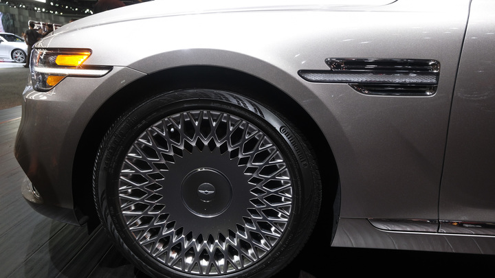 Как нарушить закон красиво: Чиновники показали мастер-класс на премиальных иномарках