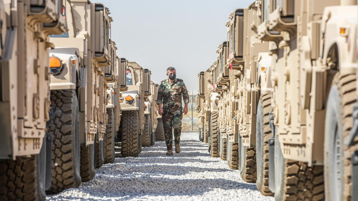 США попались на воровстве нефти в Сирии. Защитников демократии сняли на камеру