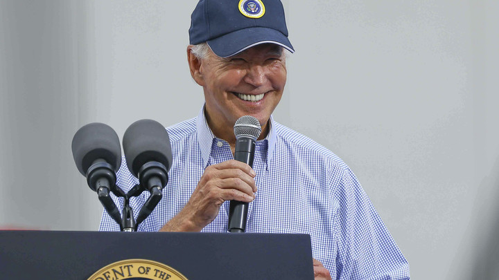 Байдена тактично выгнали со сцены после позорной оговорки