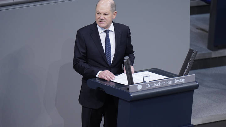 Цирка им хватает на работе: Выступление Шольца в бундестаге кончилось громким смехом