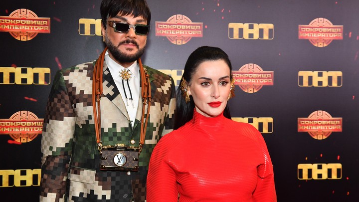 Извинения кончились, начались шутки. Лолита подалась к мракобесам, Киркоров сорвал покровы