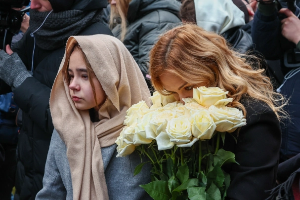 Никто не мог остаться равнодушным: Вдова Лёвкина не сдержалась у гроба мужа - сорвала платок, чтобы проститься окончательно