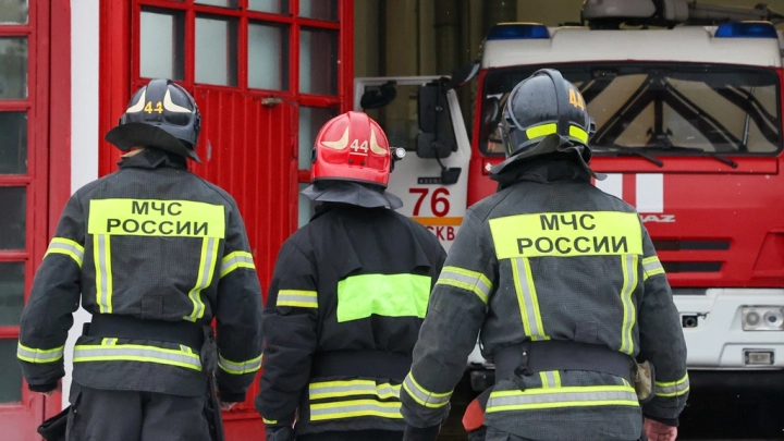 Густой чёрный дым поднимается в небо: Пожар на ТЭЦ-16 в Москве