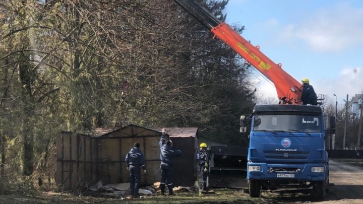 Зеленая зона вместо гаражей: В Краснодаре демонтируют металлические постройки в поселке Березовом