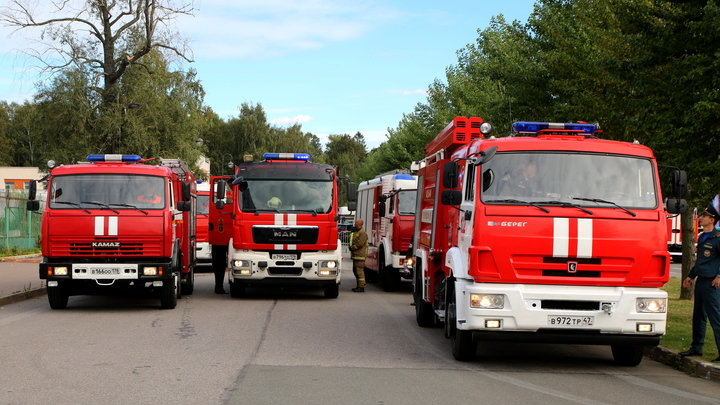 В Новосибирске загорелся двухэтажный дом с газовыми баллонами