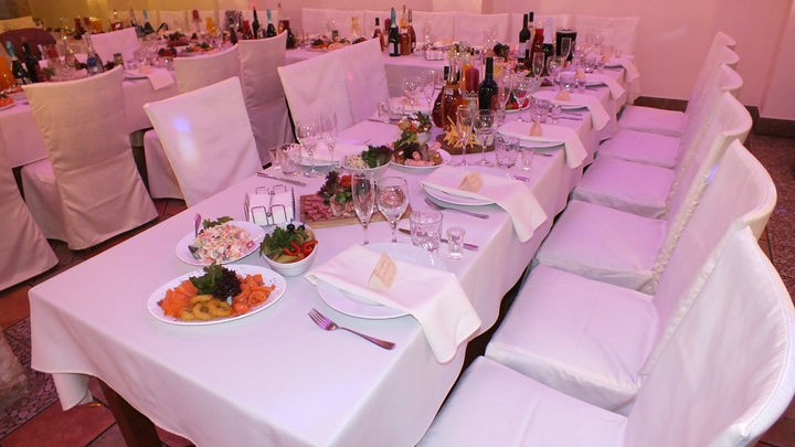 Иностранцев в Новый год Москва покормит в 7,6 раза дешевле обычного. Но счёт всё равно на миллионы