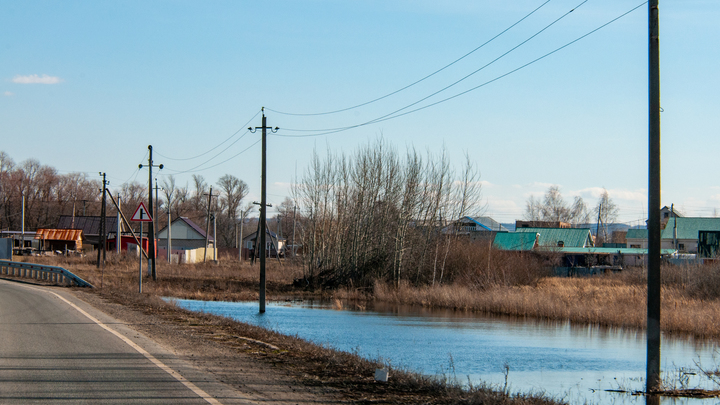 Вода перелилась через мост: какие дороги в Архангельской области подтопило