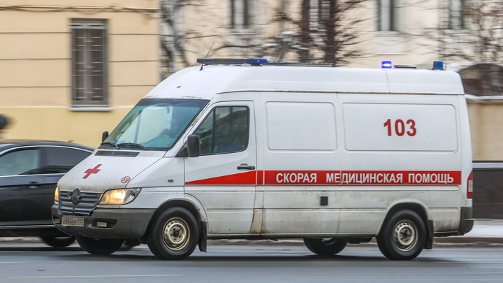 В Перми карета скорой помощи сбила женщину около школы