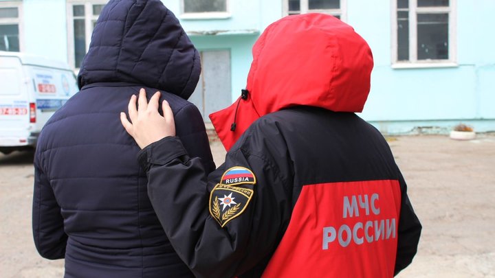 Екатеринбургские спасатели вывели из горящей квартиры троих детей