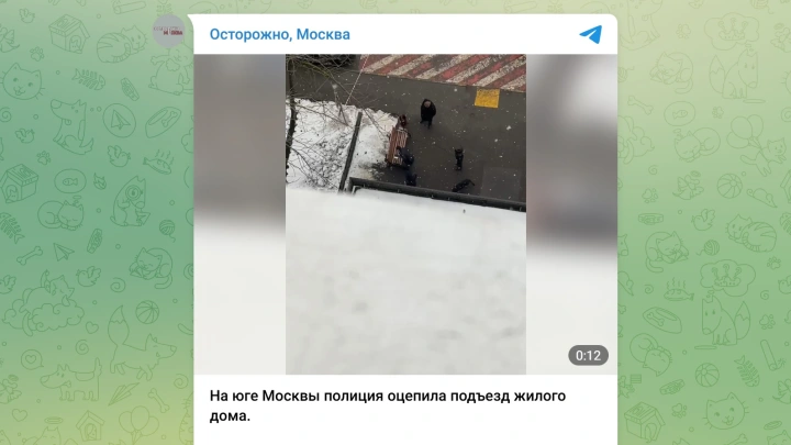 В Москве подъезд оцепили из-за подозрительного предмета на лавочке