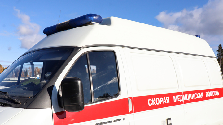 В Новосибирске водителя зажало в машине после аварии на дамбе Бугринского моста