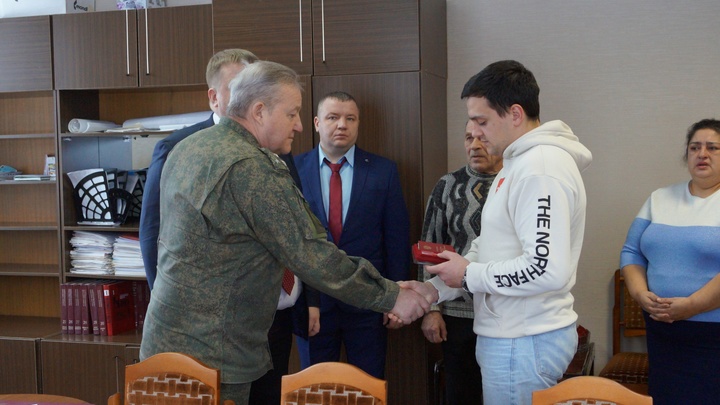 Во Владимирской области сыну погибшего на Украине бойца Игоря Власенкова вручили Орден Мужества