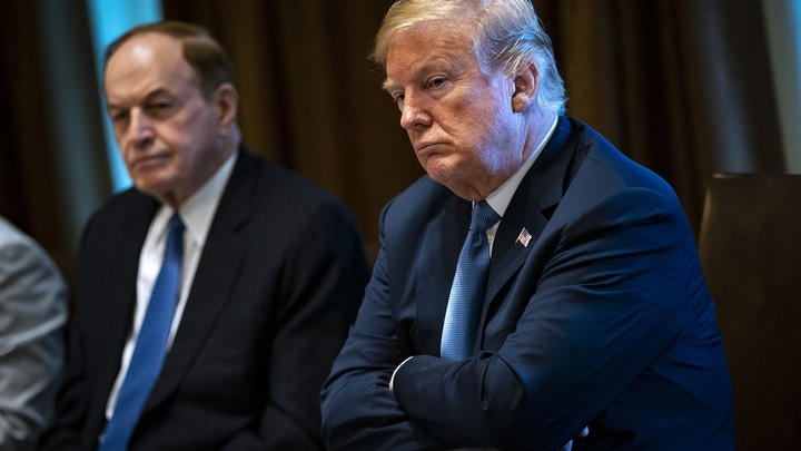 «Увеличил дистанцию»: Трамп готов избавиться от главы аппарата Белого дома