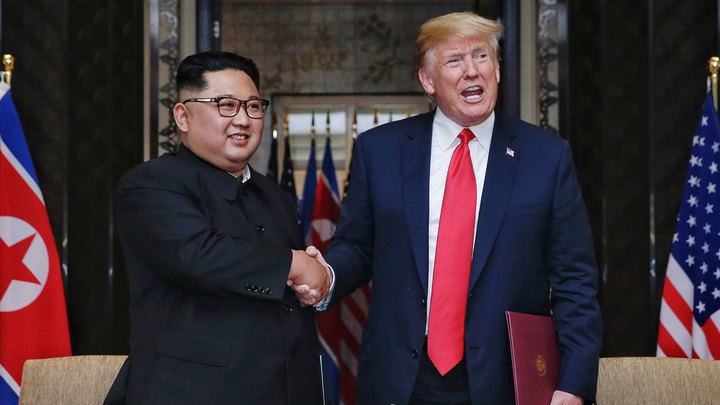 Трампу хотят объявить импичмент за рукопожатие Киму