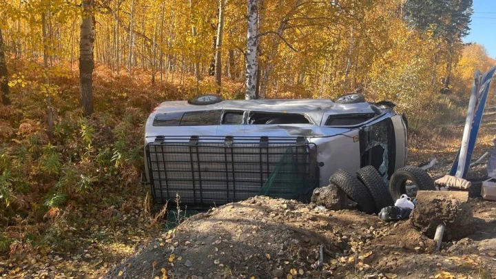 В Бурятии рейсовый автобус попал в ДТП и перевернулся