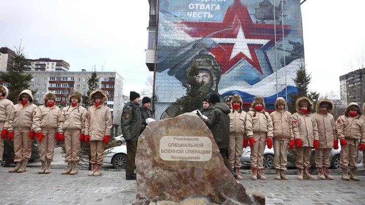 Мурал в честь бойцов СВО и мемориальный камень открыли в Новосибирске