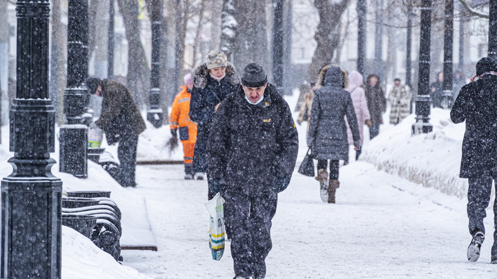 Жителей Свердловской области попросили остаться дома из-за штормового предупреждения