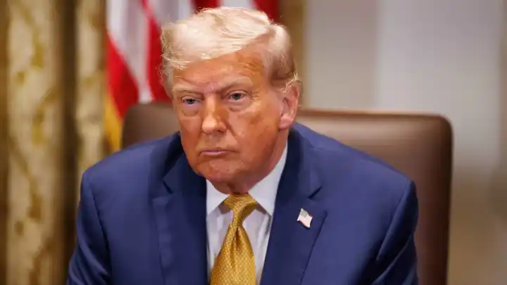 Трамп заявил, что введение новых санкций против России зависит от него