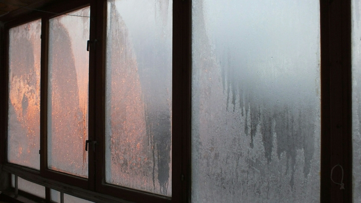 Дети замерзают прямо на уроках: В Тюмени 13 лет не могут решить проблему с дырявой школой