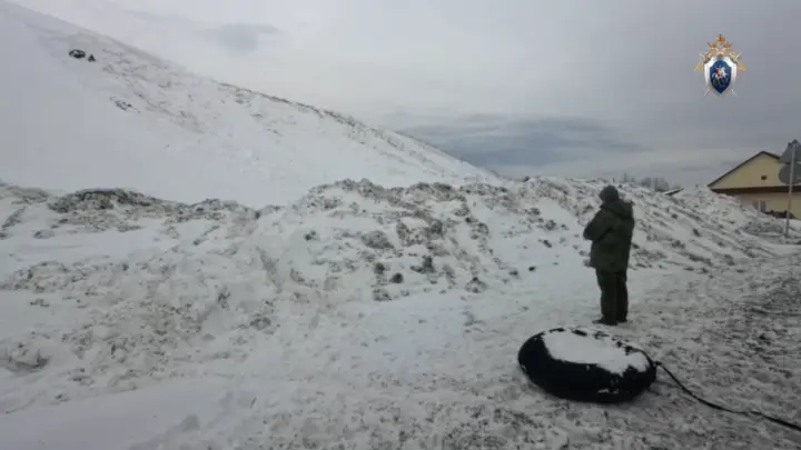 На Урале сошедший с горы снег накрыл школьников во время катания на тюбинге