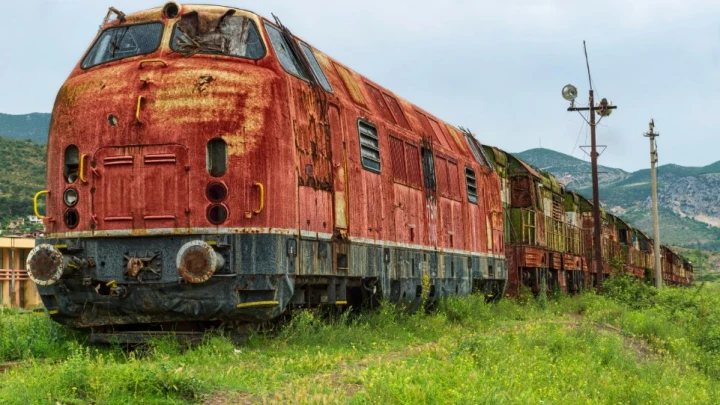 Опасный груз – Эвакуация не объявлена: Поезд сошёл с рельсов, на боку 35 вагонов и цистерн