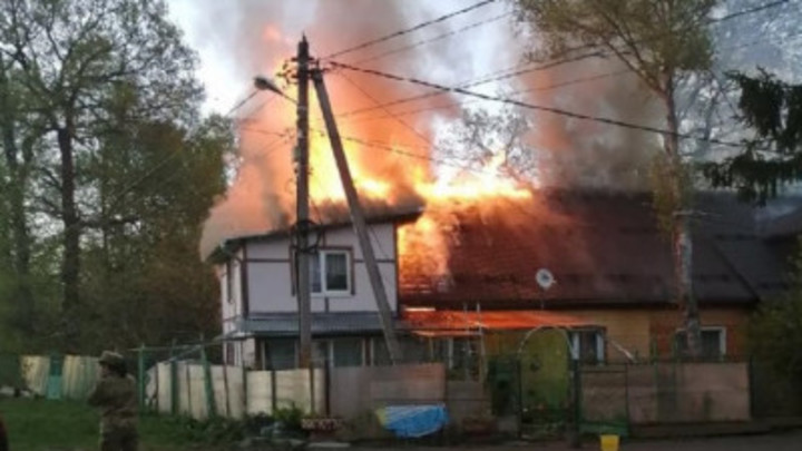 В Раменском росгвадейцы спасли из огня женщину с ребенком