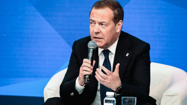 Дмитрий Медведев семь раз оскорбил Зеленского и Европу в одном посте