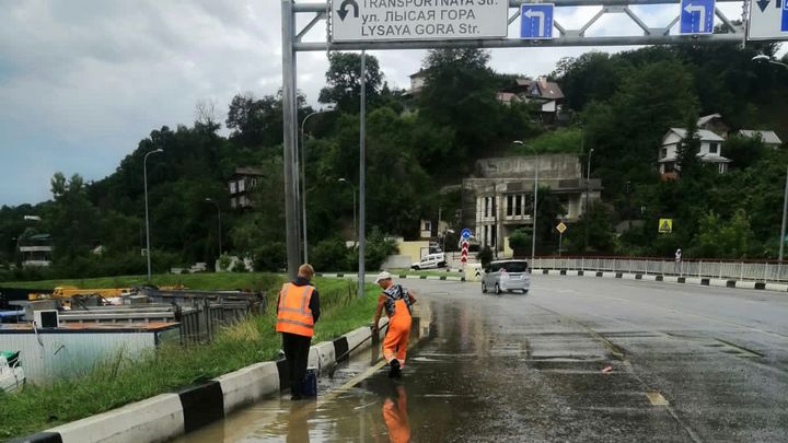 В Сочи залповые ливни затопили дороги, пляжи курорта закрыты