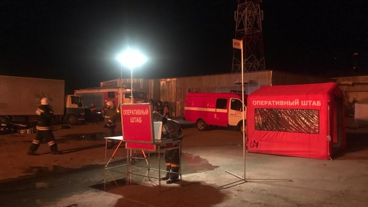 В Новосибирске несколько часов тушили склад с лакокрасочными изделиями