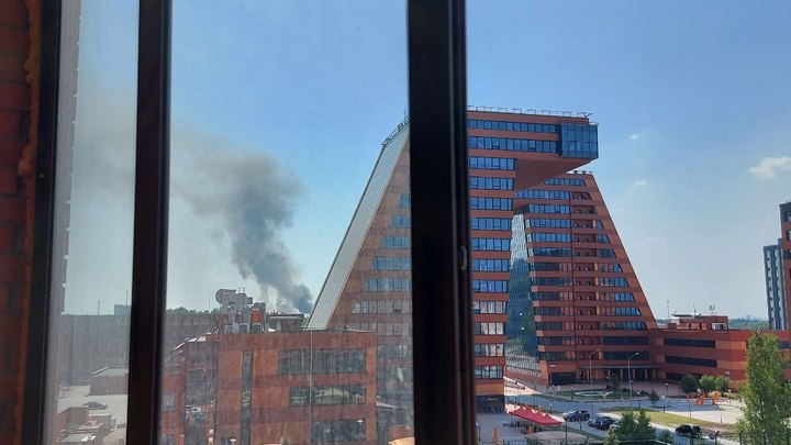 На улице Пирогова в Академгородке Новосибирска загорелась больница: что происходит