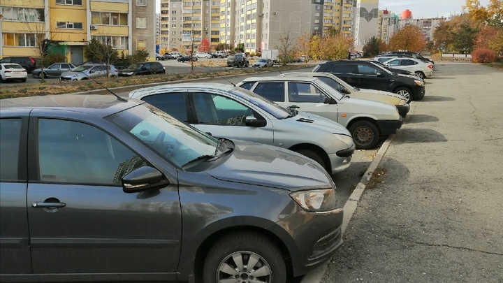 В центре Челябинска с ноября 8 бесплатных парковок превратятся в платные