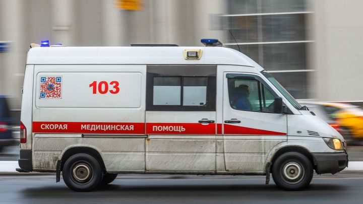 В снегу под окнами многоэтажки в Екатеринбурге обнаружили тело парня