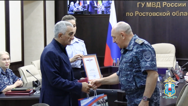 В Ростовской области честный таксист спас пенсионерку из рук мошенников