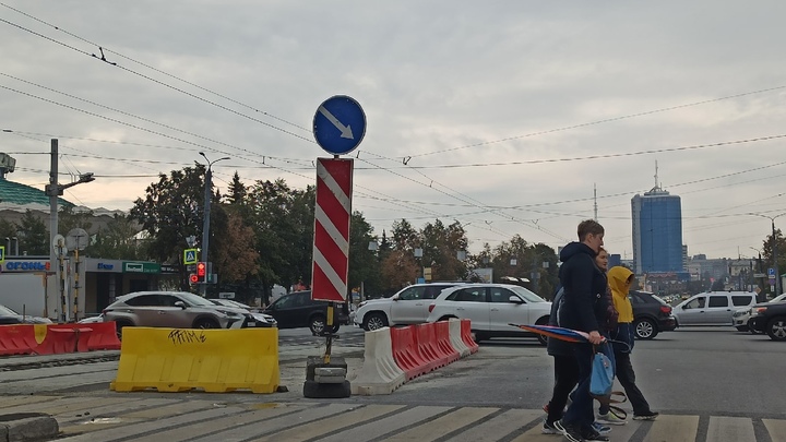 Центр Челябинска снова стоит в пробке, горожане задают властям вопросы